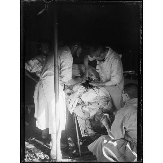 Sopotznni. Ambulance de colonne mobile n°1. Entéro anastomose par application du bouton de Murphy, à la suite d'une plaie de l'abdomen par balle de fusil. [légende d'origine]