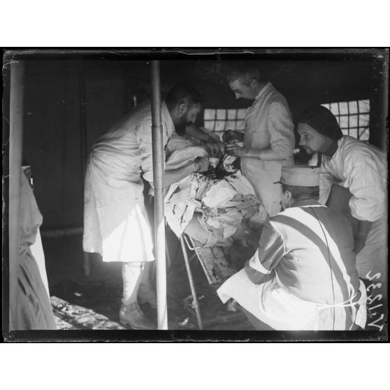 Sopotznni. Ambulance de colonne mobile n°1. Entéro anastomose par application du bouton de Murphy, à la suite d'une plaie de l'abdomen par balle de fusil. [légende d'origine]