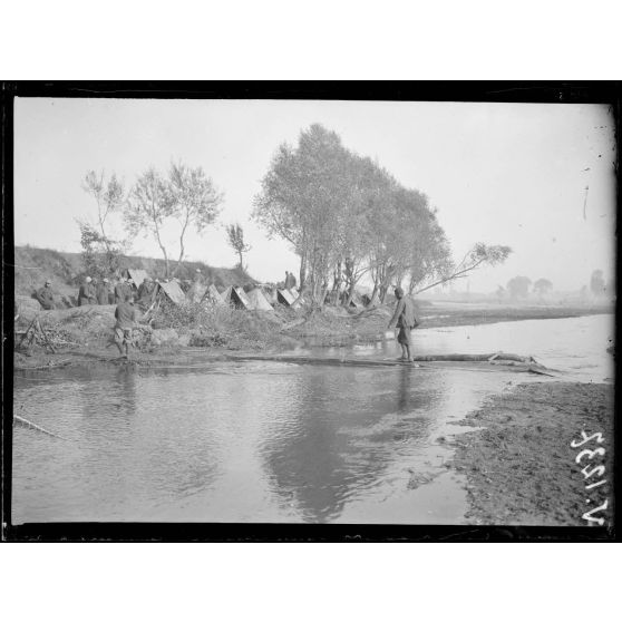 Près Petorak. Au bord de la Sakaleva, camp du 2ème RMA. [légende d'origine]