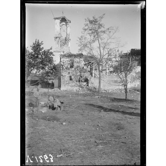 Vrbeni (Macédoine). L'église après notre bombardement. [légende d'origine]