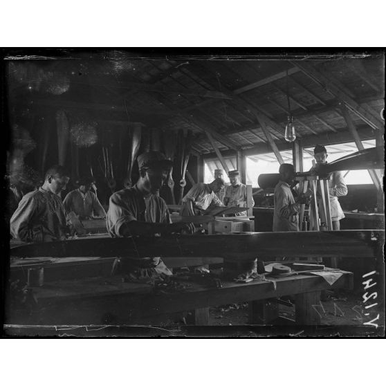 Salonique. Aviation. Atelier des hélices. [légende d'origine]
