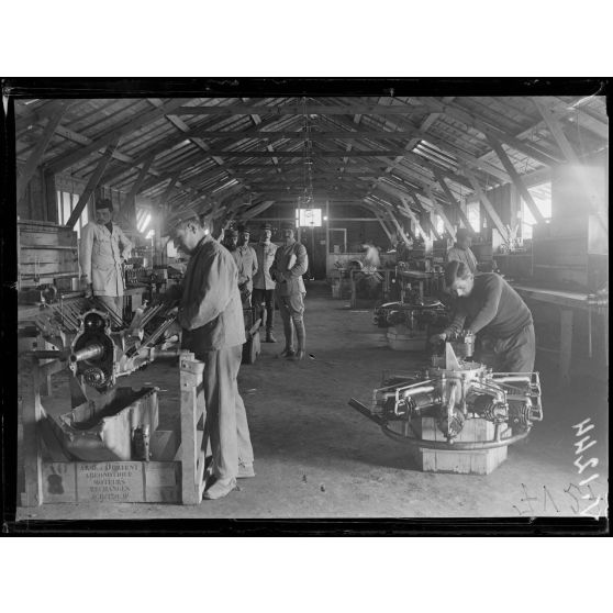 Salonique. Aviation. Atelier des moteurs. [légende d'origine]