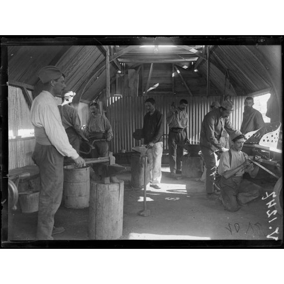 Salonique. Aviation. La forge. [légende d'origine]