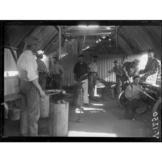 Salonique. Aviation. La forge. [légende d'origine]