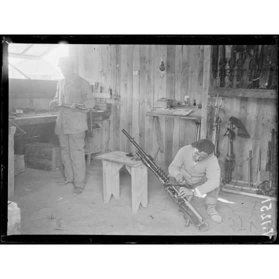 Salonique. Aviation. L'armurerie. [légende d'origine]