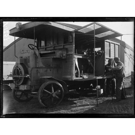Salonique. Aviation. Camion, atelier Crochat. [légende d'origine]