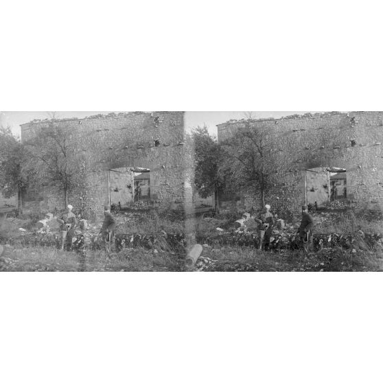 Ferme de Vaux-Marie (Meuse). Tranchée boche au 1er plan. Combats de septembre 1914. [légende d’origine]