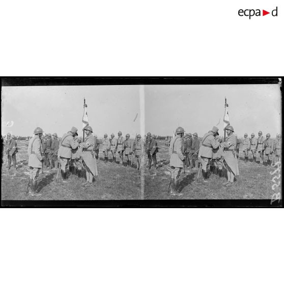 Le général Passaga décore de la Croix de Guerre le fanion du roupe de brancardiers divisionnaire de la 42e DI. [légende d'origine]