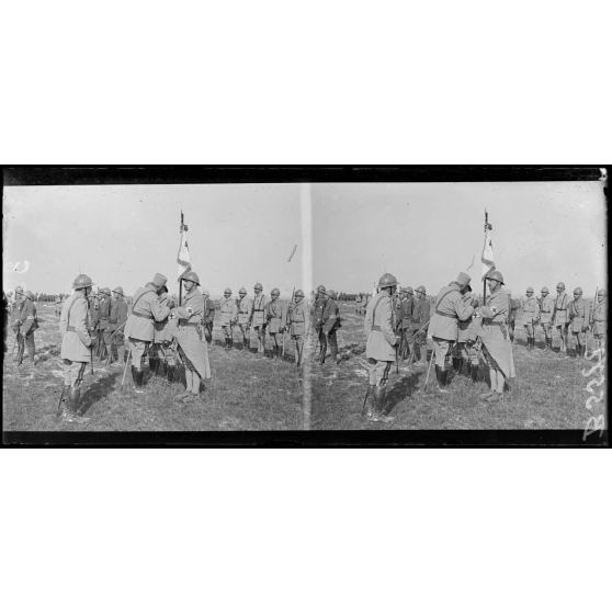 Le général Passaga décore de la Croix de Guerre le fanion du roupe de brancardiers divisionnaire de la 42e DI. [légende d'origine]