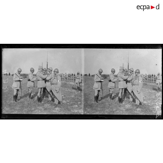 Le général Passaga décore  de la Médaille militaire un soldat de la 42e DI. [légende d'origine]