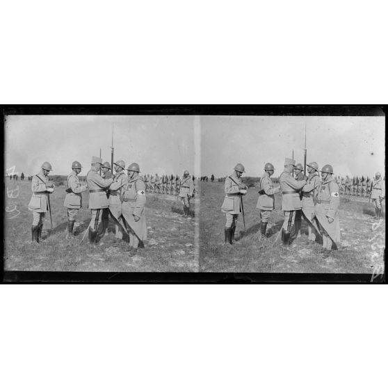 Le général Passaga décore  de la Médaille militaire un soldat de la 42e DI. [légende d'origine]