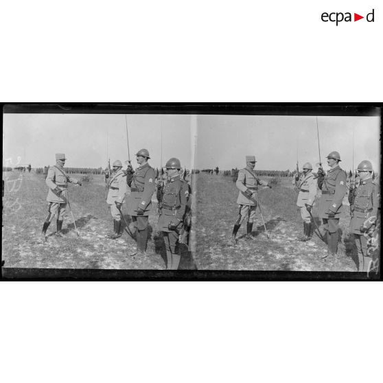 Le général Passaga décore le colonel Boyé. [légende d'origine]