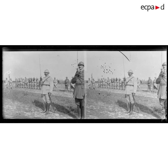 Le colonel Boyé après la remise de décoration. [légende d'origine]