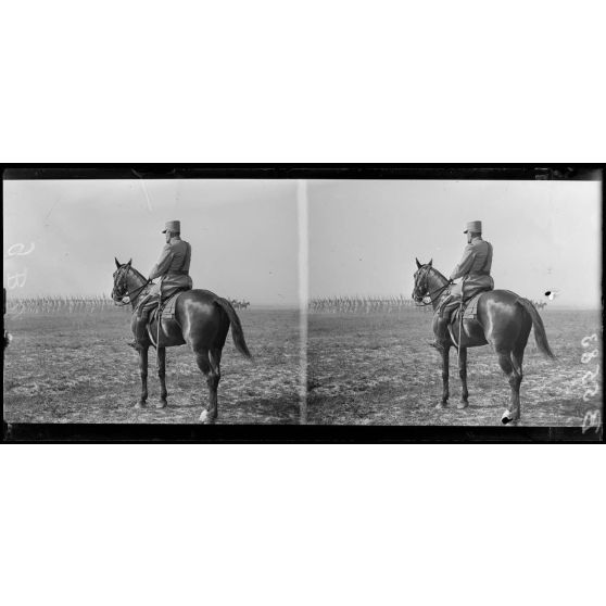 Le défilé des troupes devant le général Passaga. [légende d'origine]