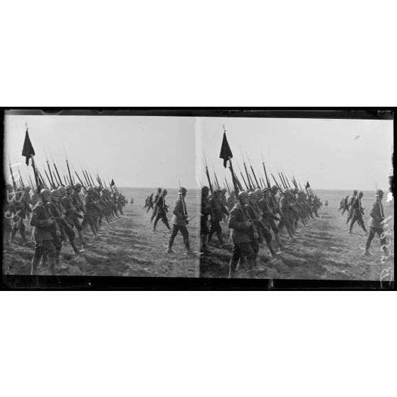 Le défilé des troupes devant le général Passaga. [légende d'origine]