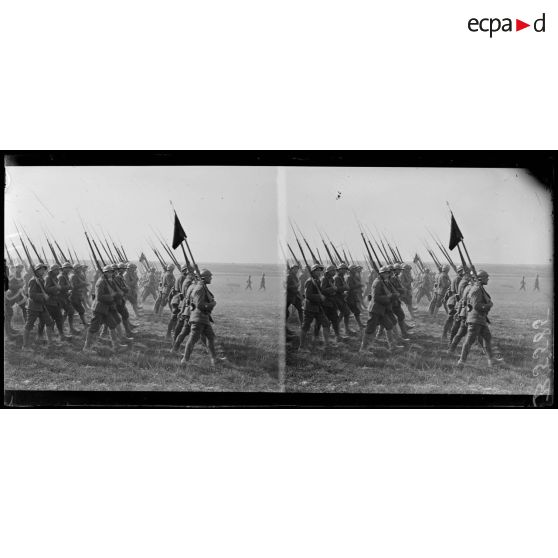 Le défilé des troupes devant le général Passaga. [légende d'origine]