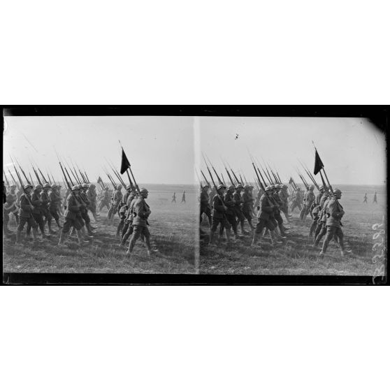 Le défilé des troupes devant le général Passaga. [légende d'origine]