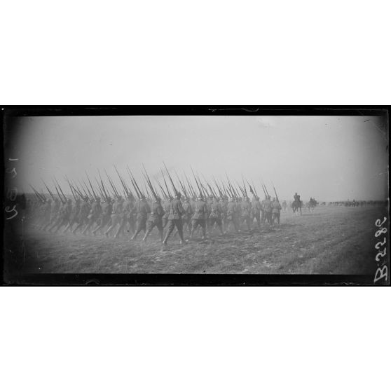 Le défilé des troupes devant le général Passaga. [légende d'origine]