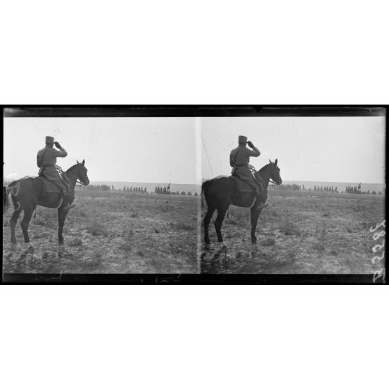 Le défilé des troupes devant le général Passaga. [légende d'origine]