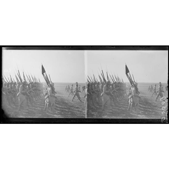 Le défilé des troupes devant le général Passaga. [légende d'origine]