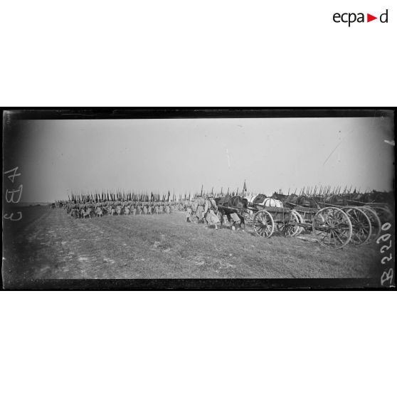 Le défilé des troupes devant le général Passaga. [légende d'origine]