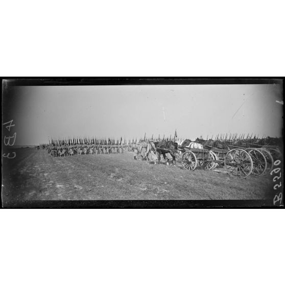 Le défilé des troupes devant le général Passaga. [légende d'origine]