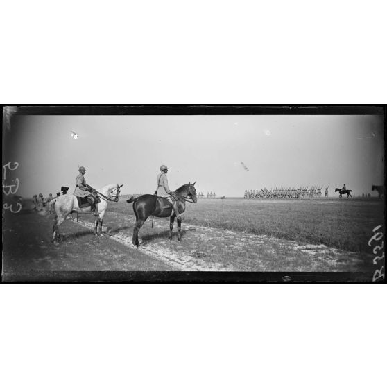 Le défilé des troupes devant le général Passaga. [légende d'origine]