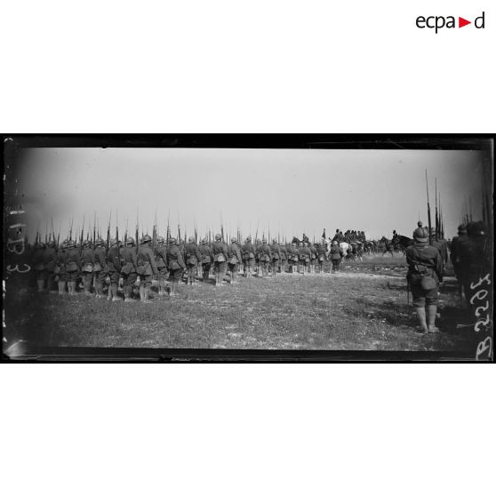 Le général Passaga passe à cheval devant les troupes après la revue. [légende d'origine]