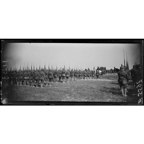 Le général Passaga passe à cheval devant les troupes après la revue. [légende d'origine]