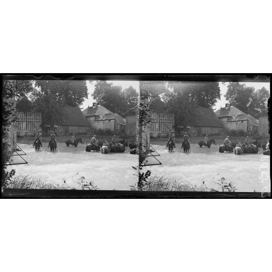 A l'abreuvoir après la revue. [légende d'origine]