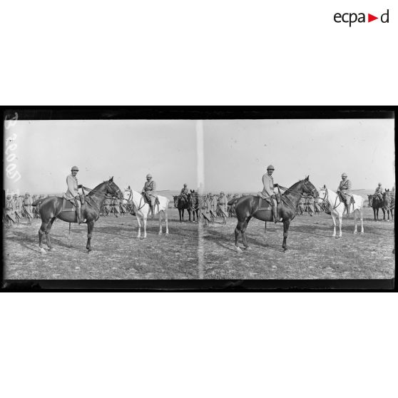 Le colonel Boyé commandant l'infanterie de la 42e division et le général Deville commandant la 42e division. [légende d'origine]