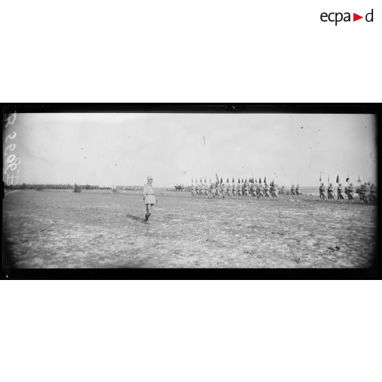 Le général Passaga félicite les troupes de la 42e Division pour leur belle conduite lors de l'offensive du 16 avril 1917. [légende d'origine]