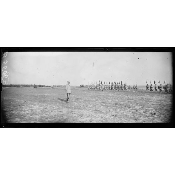 Le général Passaga félicite les troupes de la 42e Division pour leur belle conduite lors de l'offensive du 16 avril 1917. [légende d'origine]