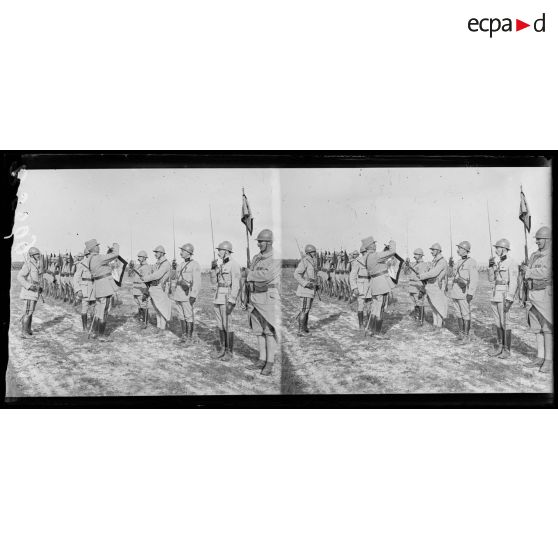 Le général décore de la Croix de Guerre le fanion du génie de la Division. [légende d'origine]