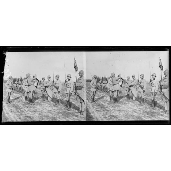 Le général décore de la Croix de Guerre le fanion du génie de la Division. [légende d'origine]