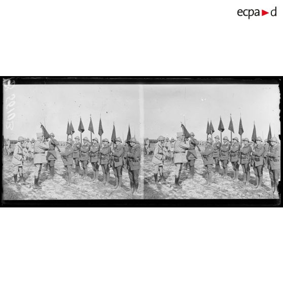 Le général décore de la Croix de Guerre le drapeau du 8e bataillon de chasseurs. [légende d'origine]
