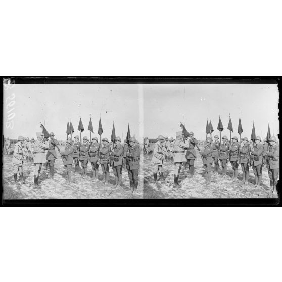 Le général décore de la Croix de Guerre le drapeau du 8e bataillon de chasseurs. [légende d'origine]