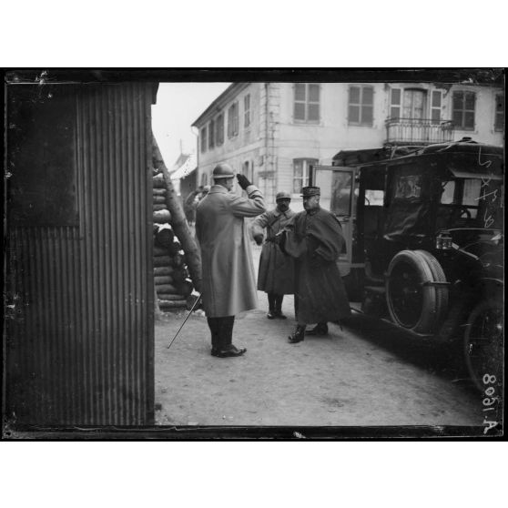 Dannemarie. Arrivée du Général Nivelle au Q. G. de la Division. Le Général Gaucher le reçoit. [légende d'origine]