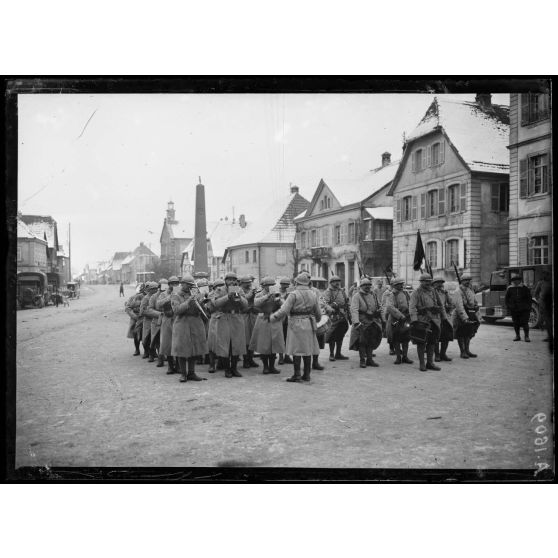 Dannemarie. La Musique du 43e chasseurs donnant un concert à l'arrivée du Général Nivelle. [légende d'origine]