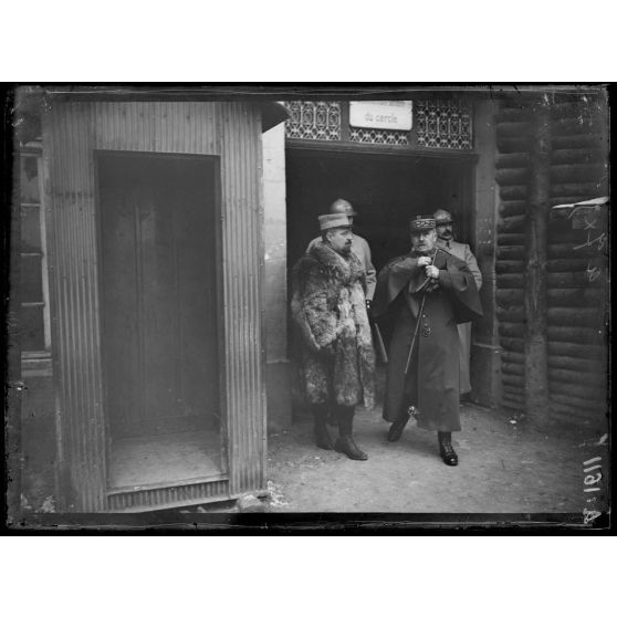 Dannemarie. Le Général Nivelle sortant du Q. G. de la Division. [légende d'origine]