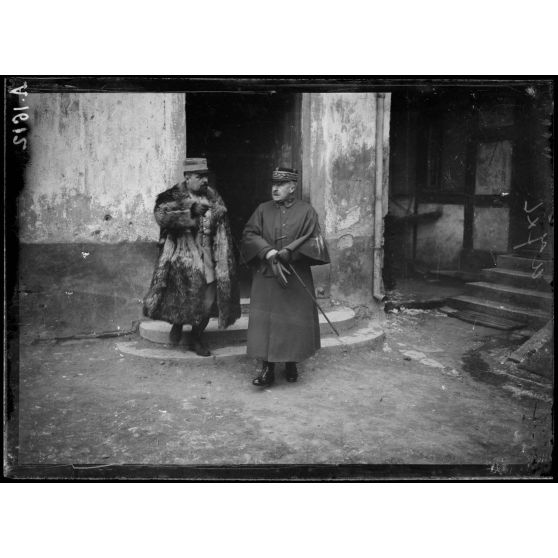 Dannemarie. Le Général Nivelle sortant de l'école des garçons. [légende d'origine]