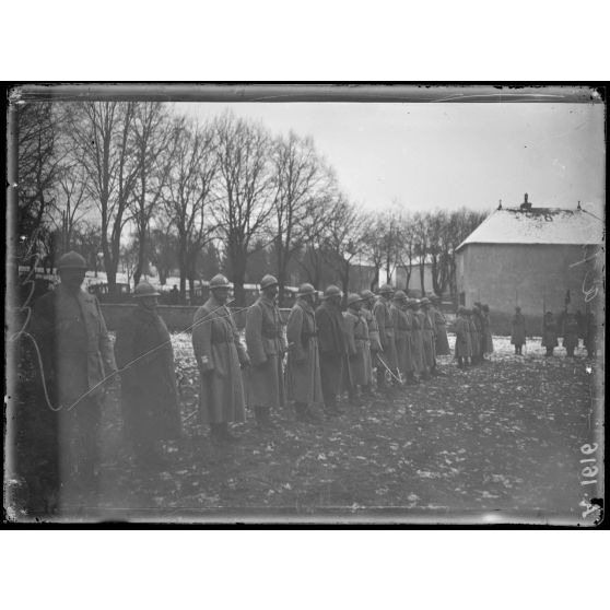 Villersexel. Remise de décorations par le Général Nivelle. [légende d'origine]