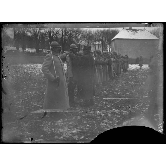 Villersexel. Remise de décorations par le Général Nivelle. [légende d'origine]