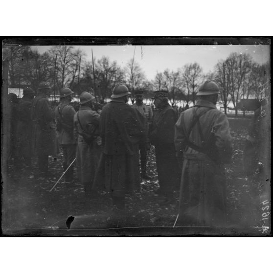 Villersexel. Remise de décorations par le Général Nivelle. [légende d'origine]<br>
