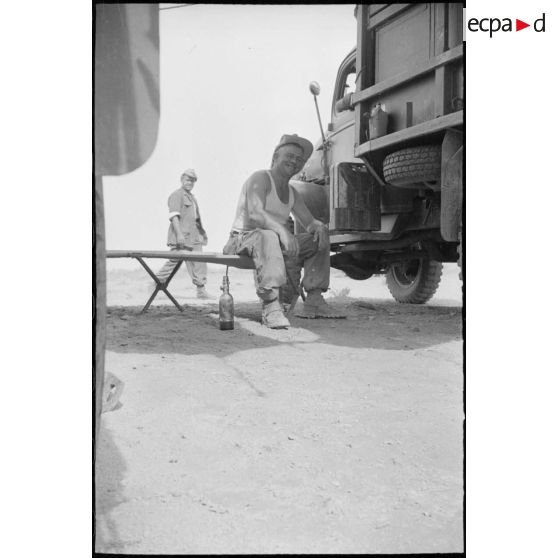 Portrait de soldats au campement militaire. Détente et repas. [légende d'origine]