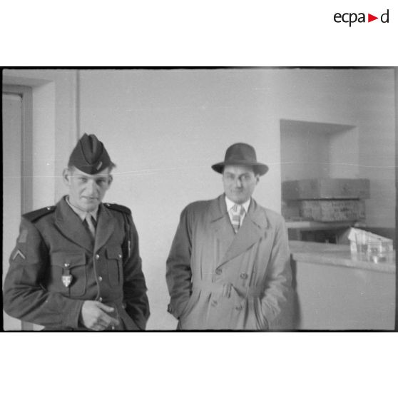 Portrait d'un soldat et d'un homme en intérieur. [légende d'origine]