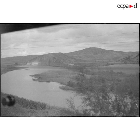 Prise de vue depuis l'intérieur d'un train en marche. Le paysage extérieur. [légende d'origine]