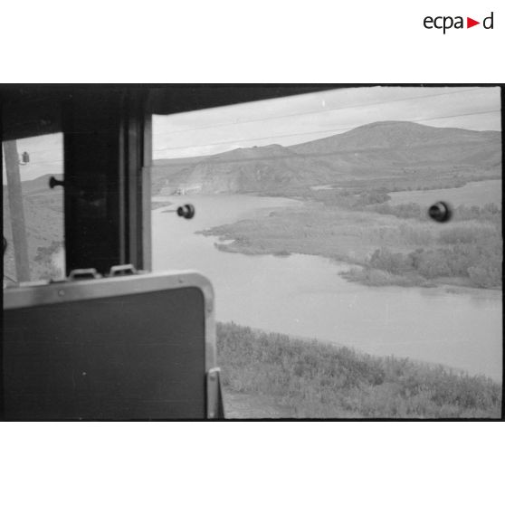 Prise de vue depuis l'intérieur d'un train en marche. Le paysage extérieur. [légende d'origine]