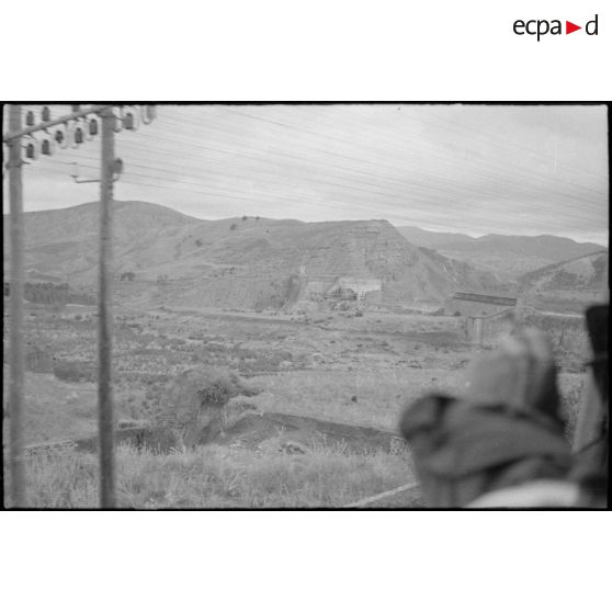 Prise de vue depuis l'intérieur d'un train en marche. Le paysage extérieur. [légende d'origine]