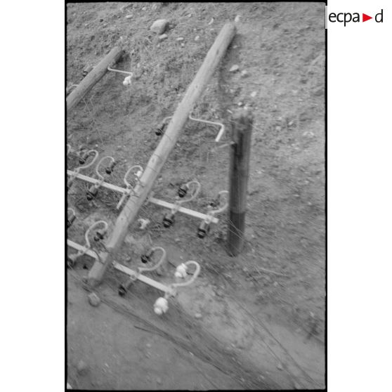 Sabotage des poteaux électriques le long de la voie ferrée. [légende d'origine]